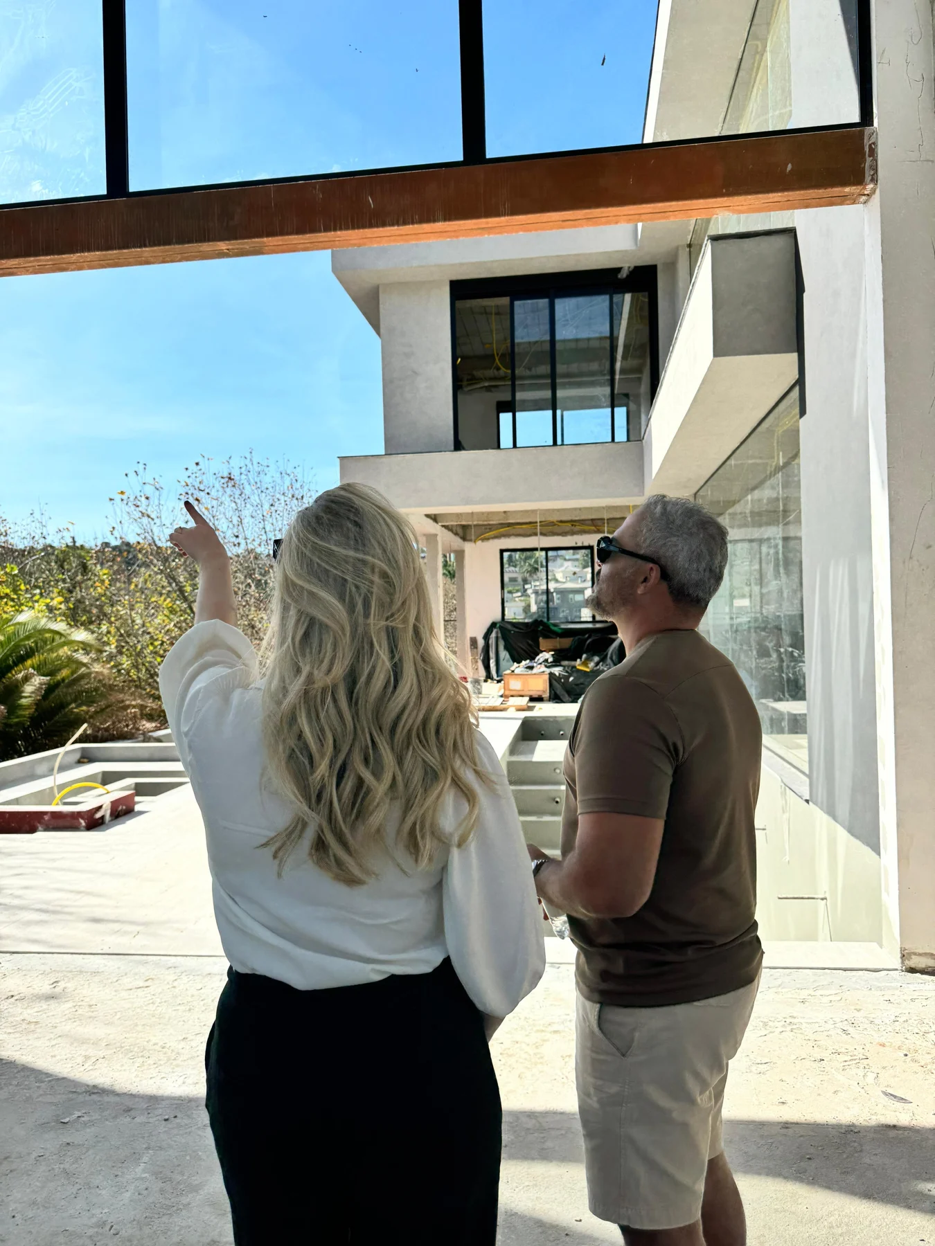 Visita à obra com pessoas junto à fachada
