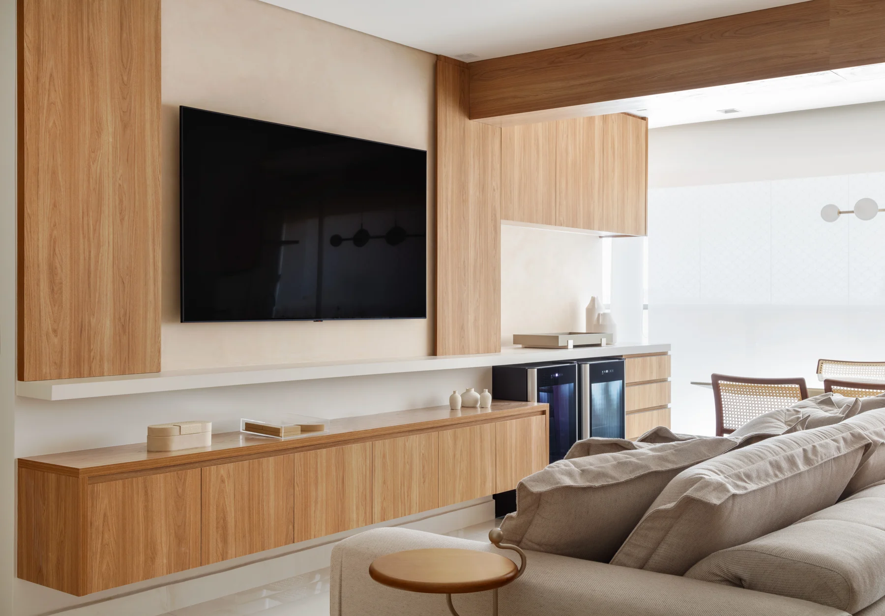 Sala com painel de madeira e ambientes integrados